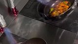 酒店新来的大厨，展示自己独特的技术，这就是传说中的烧菜？