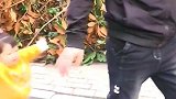 小情人张开怀抱迎接爸爸，不料却被爸爸忽视，宝宝反应萌翻啦