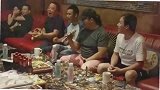 57岁刘欢现身歌厅，挺大肚腩坐沙发上嗨唱，网友称其瘦了20斤