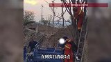 男子夜晚爬树采香椿不慎掉落，左小腿被卡树干间，悬空倒挂7个多小时才被发现
