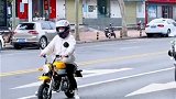 等红绿灯时狭路相逢，眼前这一幕，没有对比就没有伤害