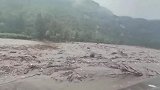 连续暴雨又给我们送来洪水，这威力让我想赶紧离开