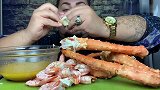 小伙吃帝王蟹和大虾，味道好像还不错