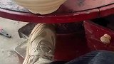 女子火炉边取暖，鞋子被考掉一层皮
