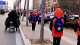 当国歌响起的那一刻，小学生们自觉止步敬礼