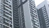 救命！深夜窗外传来惨叫声 广东一高楼外墙上竟吊着一男子
