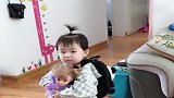 宝宝洋娃娃把当妹妹哄，这是有多想要个妹妹啊