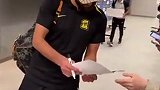 被要求在梗图上签名！本泽马怒怼女记者：你觉得很好玩？
