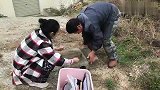 荒山野岭也能吃上烧烤，炭烤五花、麻辣开花肠，配上可乐真是棒