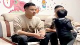 爸爸和叔叔是双胞胎，儿子总是认错，一旁的妈妈都乐坏了