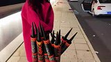 跨年过后全是烟花筒两女子出动捡起来卖废品