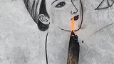 农民大姐用烧火棍作画