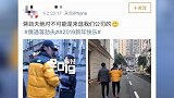 网友偶遇蒋劲夫，身穿黄色羽绒服头戴黑色鸭舌帽十分低调
