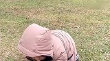 小宝宝在草地上学爬，真像一只活蹦乱跳的兔子，太可爱了！