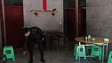 奶奶今天满83岁大寿，四代人都来祝贺，围着一起吃蛋糕真幸福
