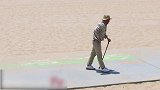 男子假装老人摔倒，路人帮他把拐杖捡了起来，但他却翻起了跟头！