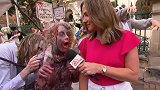 澳大利亚气候变化抗议者扮僵尸“撕咬”女记者 直播记录下全程