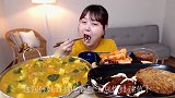 美女极限挑战：“变态辣”鸡腿大口大口秒吞，吃得满嘴都是辣椒油