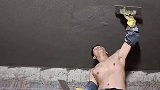 水泥粉在天花板上一直在掉，你们觉得是水多了还是少了？