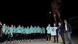 暖心！阿根廷赛前揭幕马拉多纳雕像 献上10号球衣+全队敬仰