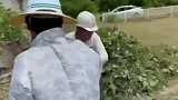 这男人是碰上什么了，一把年纪吓成这样，脸都得丢尽了吧
