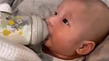 看看孩子喝奶都可以这么省事呢