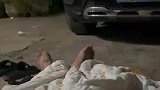 男子爱车如命，片刻不离车子旁