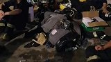 连续备战9个小时，消防员热到呕吐