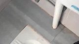 烟头在坑中漂浮，女子见状用水将其冲走
