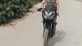 本还以为小伙骑的摩托车，结果看到最后，我忍不住笑了！