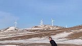 男子路遇过期雪乐极生悲，助跑起跳，最后摔得生疼