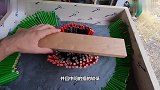流光溢彩的彩虹吉他，材料却很亲民，一些蜡笔就行