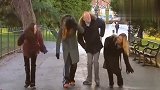 被看不见的神秘光束打脸，路人反应太有意思了
