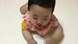 小宝宝用匍匐前进的姿势爬过来找妈妈，动作太萌了！