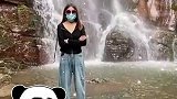 小姐姐瀑布前拍视频，大爷误入镜头成亮点