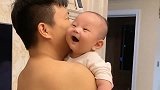这宝宝也太可爱了，跟他一说话，他就咯咯笑