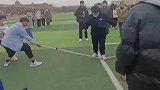 拔河比赛还没开始，绳子就被学生的内功扯断了