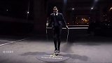 跳绳不仅能灵活步伐增加出拳力量与身体的协调性，更能增强心肺功能，培养出更好的节奏感，也是运动员减脂的必备动作