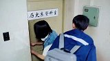 男女学生在图书室约会，碰见教授