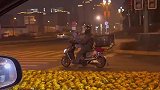 电动车等红灯时，女儿在爸爸怀里开心打闹