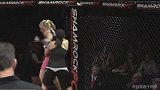 MMA女子战双方组合拳互殴下手残暴至极 打到跪地不起裁判不得不拦