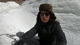 自驾夫妻在海拔5600米的冰川上断水了，只能吃雪解渴了