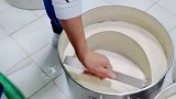 小伙子做豆腐脑最老实的一个学徒，操作全听指挥！
