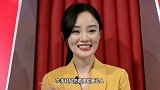 李小璐穿性感吊带裙，凸显完美锁骨美背，粉丝大赞逆生长