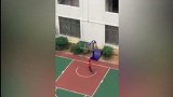 篮球-17年-不止会跳广场舞！小区篮球场大妈勾手跳投百发百中-专题