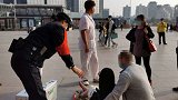 气性真大！女孩和男友吵架 当场气得晕过去