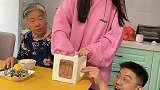 奶奶最近不开心，我和老婆给奶奶变个魔术，结果……