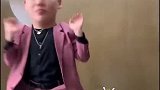 刘维歪头跳魔性夹腿舞，粉色西装出镜舞姿超正经
