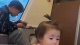 宝宝跟隔壁男子打招呼，把人家逗的脸都红了