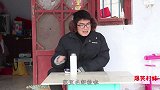 短剧：二货骗邻居村妹生病，邻居拿礼来看村妹，结果二货竟被打